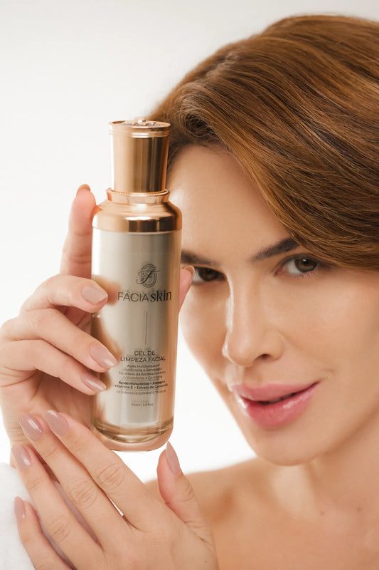 Modelo segurando o Gel de Limpeza Facial FÁCIAskin
