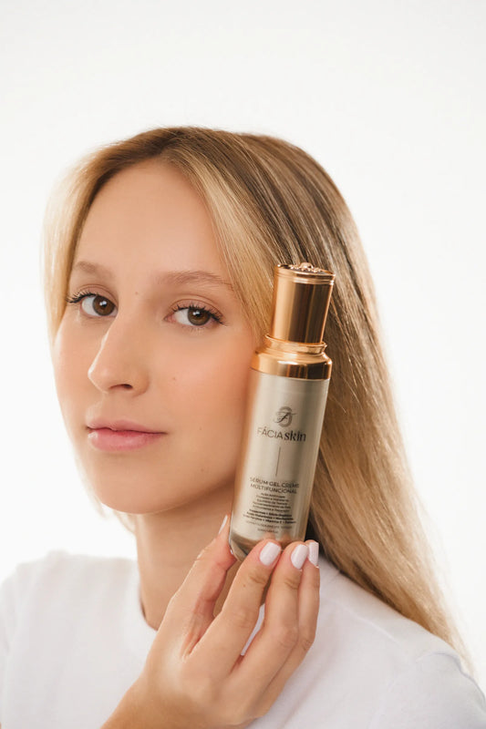 Modelo segurando o Sérum Gel Creme Multifuncional