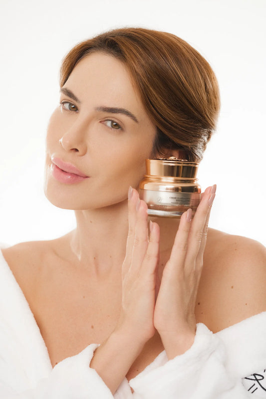 Modelo com o Creme Clareador e Efeito Lifting junto ao rosto