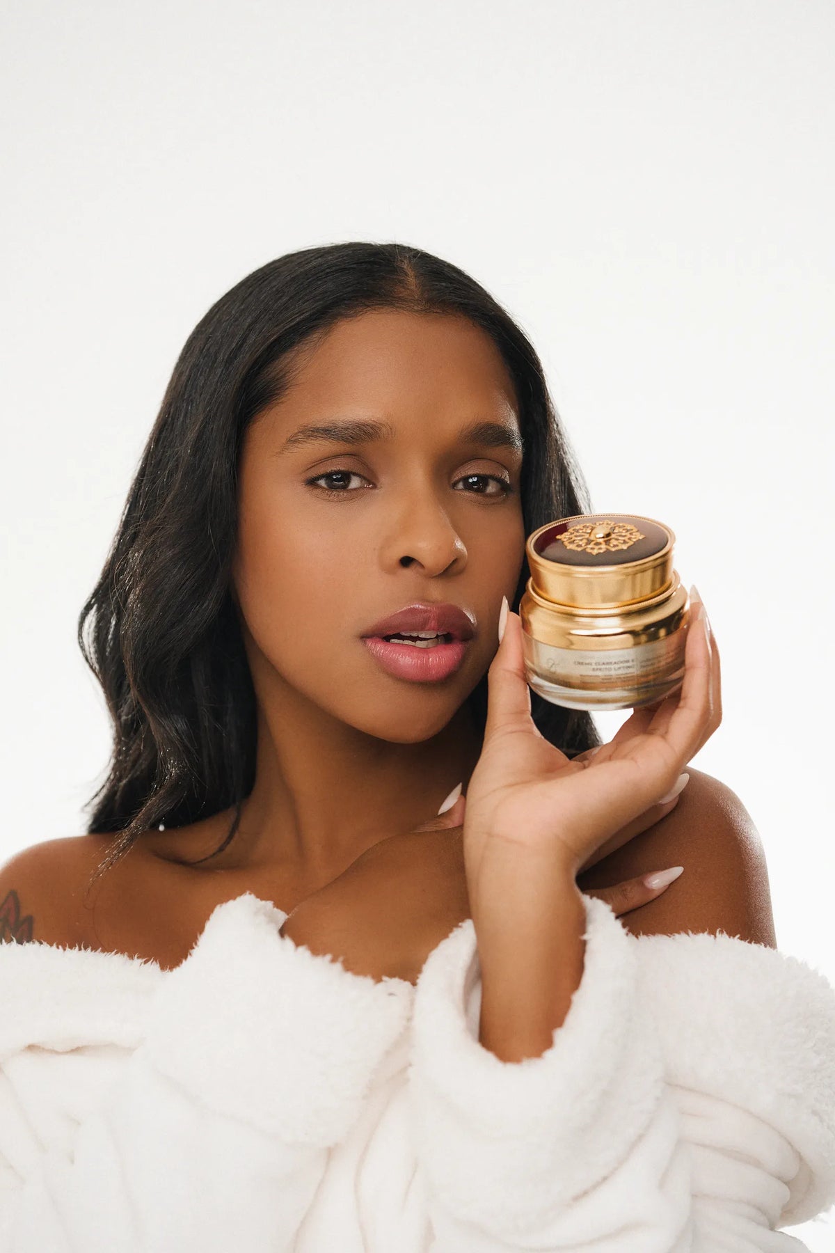 Modelo segurando o Creme Clareador e Efeito Lifting