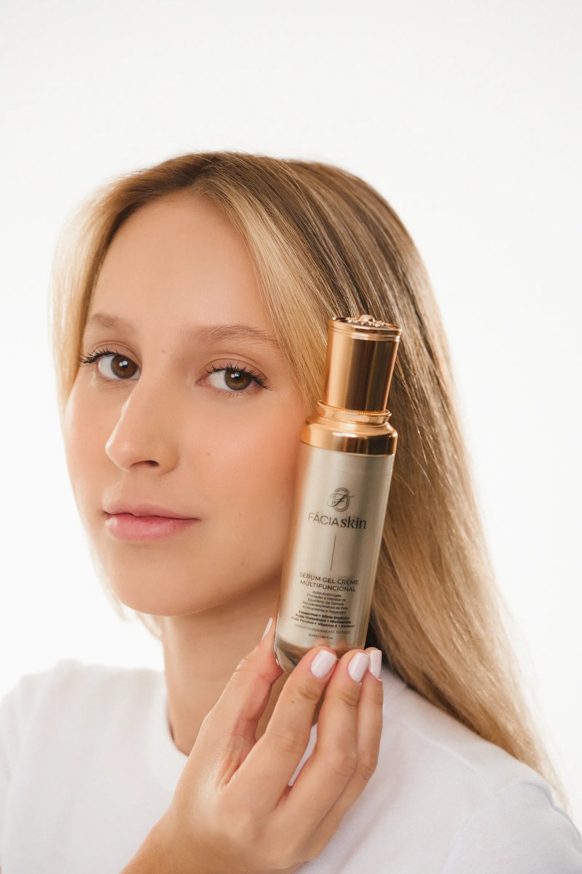 Modelo segurando o Sérum Gel Creme Multifuncional