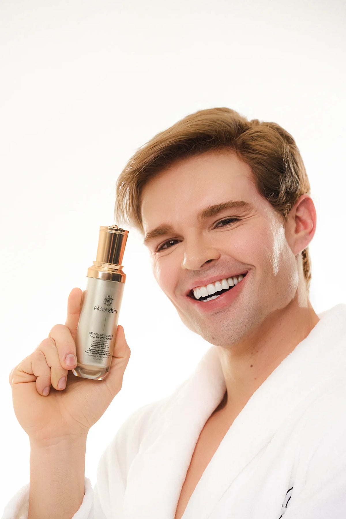Modelo sorrindo com o Sérum Gel Creme Multifuncional