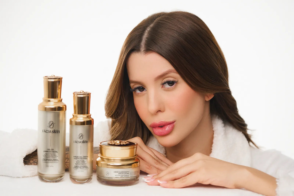 Os 3 produtos do Kit FÁCIAskin enfileirados com a modelo ao lado