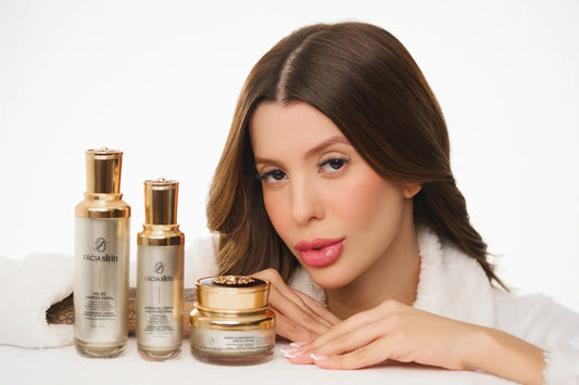 Os 3 produtos do Kit FÁCIAskin enfileirados com a modelo ao lado