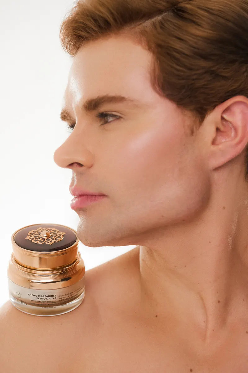 Perfil masculino com o pote do creme FÁCIAskin apoiado no ombro